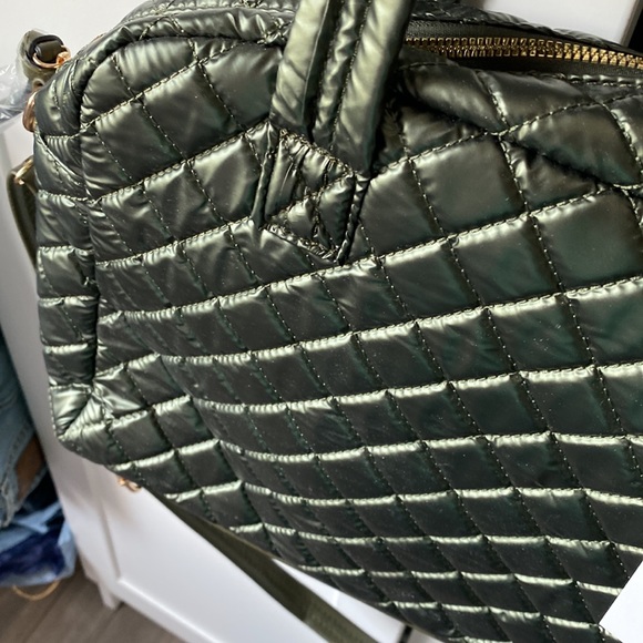 Fun bag with lots of compartments! - Picture 2 of 8